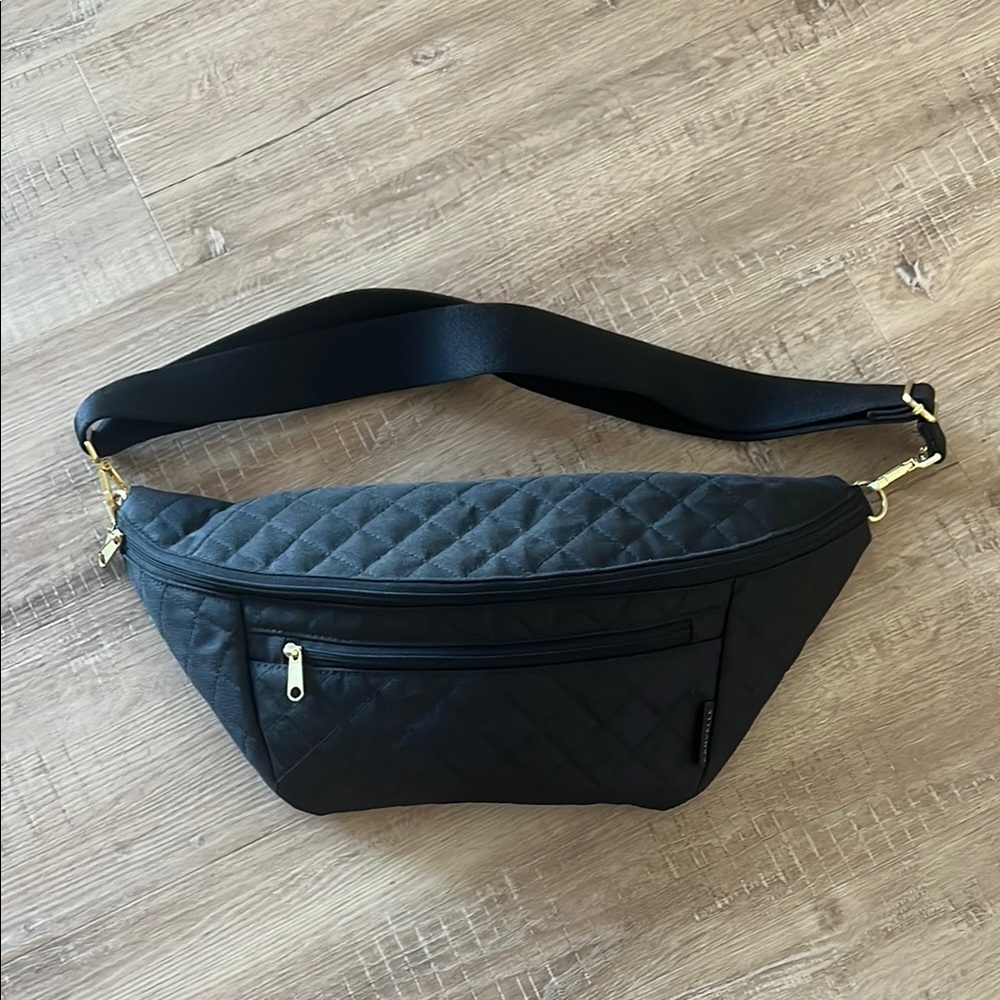 CANVELLE Oversized Fanny Pack.